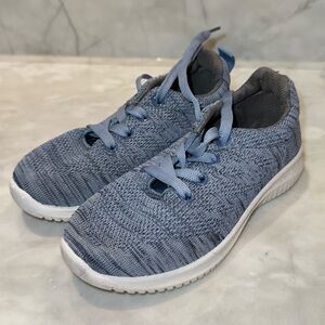 Kids sneakers lace up